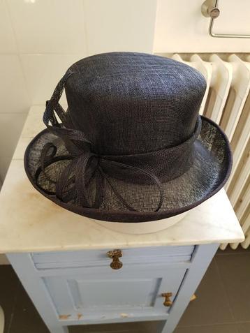 De Schatkast, mooie zwarte hoed met krulstrik