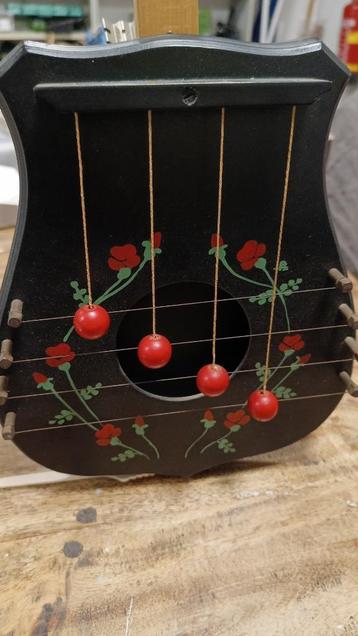 Mooie zwarte deurharp met rode rozen beschikbaar voor biedingen