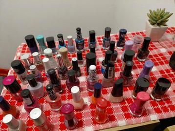 50 flesjes nagellak  beschikbaar voor biedingen