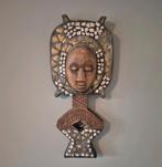 Afrikaans relekwie beeld met schelpen en koperbeslag, Antiek en Kunst, Ophalen of Verzenden