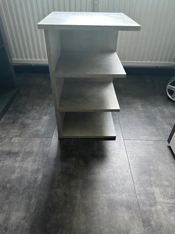 Bijzetkastje beschikbaar voor biedingen