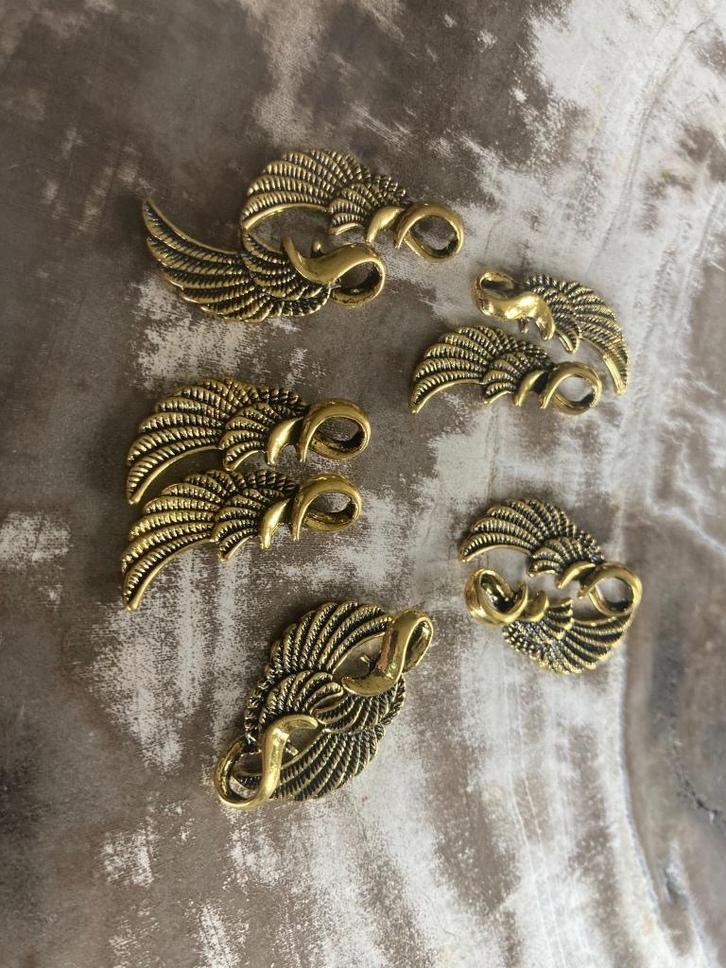 10 goudkleurige bedeltjes of hangers engelen- vleugels, Hobby en Vrije tijd, Kralen en Sieraden maken, Nieuw, Hanger, Ophalen of Verzenden