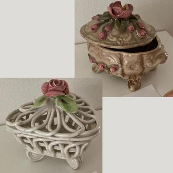 2x Vintage keramieken sierdoosje met roosjes beschikbaar voor biedingen