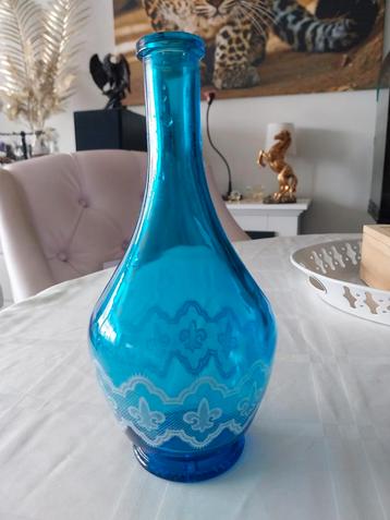 Vintage blauwe fles/karaf met kantpatroon  beschikbaar voor biedingen