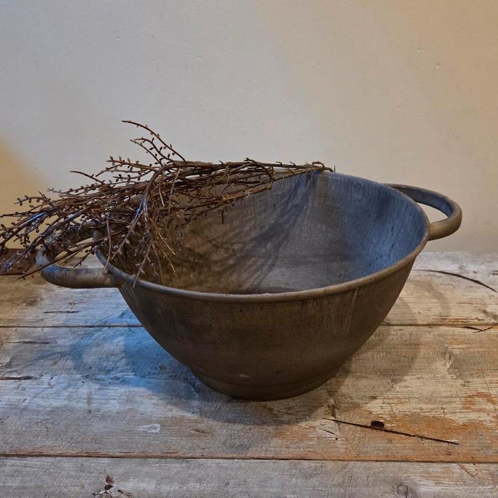 Stoere metalen Schaal met Handvatten - Verweerd Grijs, Huis en Inrichting, Woonaccessoires | Schalen en Manden, Nieuw, Schaal