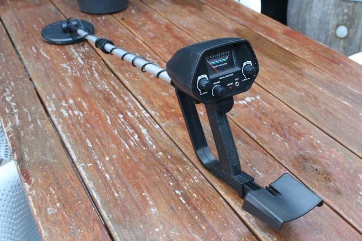 Metaaldetector + batterij, Hobby en Vrije tijd, Metaaldetectors, Zo goed als nieuw, Overige merken, Discriminatie metaaldetectie