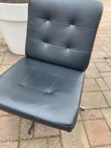 Zwart lederen design draaistoel beschikbaar voor biedingen