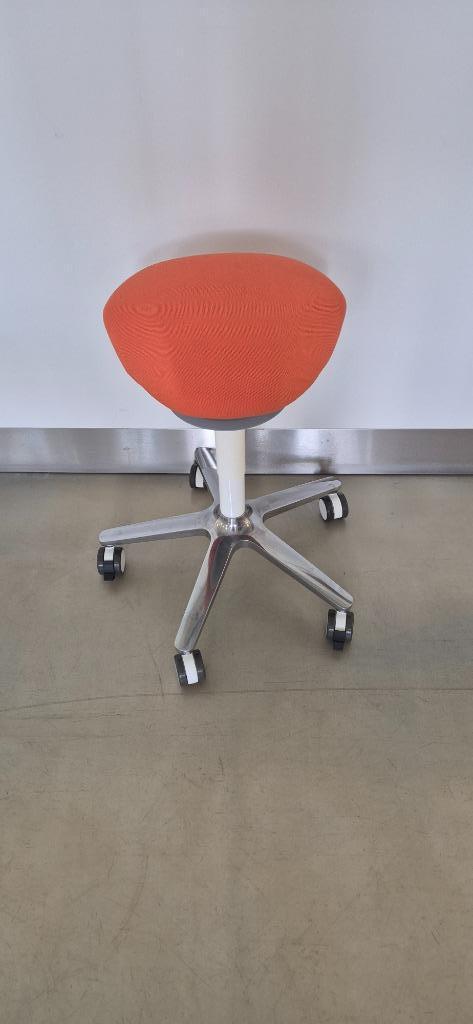 ONGO Roll verrijdbare dynamische balanskruk. Showroommodel!, Huis en Inrichting, Bureaustoelen, Nieuw, Bureaukruk, Oranje, Ergonomisch