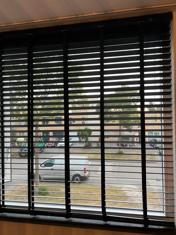 Te koop: 2x zwarte jaloezieën / lamellen – elk 120 cm breed beschikbaar voor biedingen