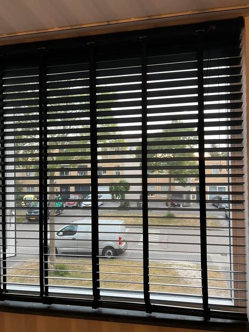 Te koop: 2x zwarte jaloezieën / lamellen – elk 120 cm breed, Huis en Inrichting, Stoffering | Gordijnen en Lamellen, Zo goed als nieuw