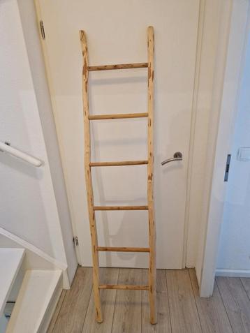Decoratieve houten trapje beschikbaar voor biedingen