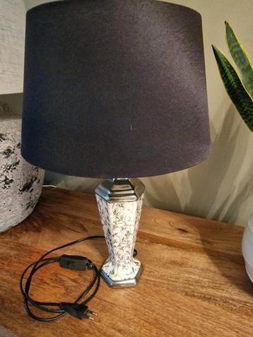 Twee Mooie lampen  zwart met witte & zilver beschikbaar voor biedingen