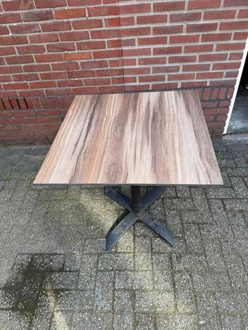 Terras tafel 2/4 persoons beschikbaar voor biedingen