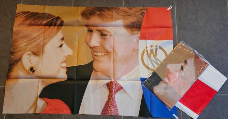 Alexander & Maxima 2 stuks verlovingsvlag, nieuw ongebruikt!, Verzamelen, Koninklijk Huis en Royalty, Nieuw, Overige typen, Nederland