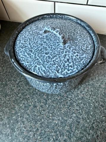 Blauw Gewolkte Vintage Pan beschikbaar voor biedingen