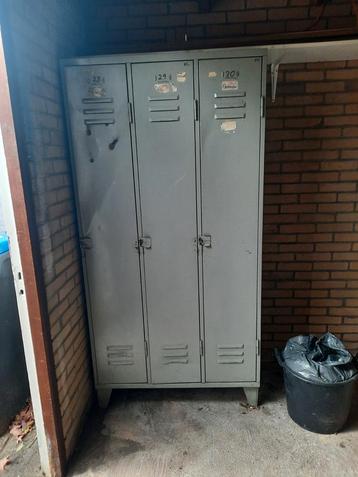 Vintage Metalen Locker Kast - 3 Deurs beschikbaar voor biedingen