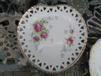 Hart vormig schaaltje met ajour rand en roze roosjes, Antiek en Kunst, Antiek | Servies los, Ophalen of Verzenden