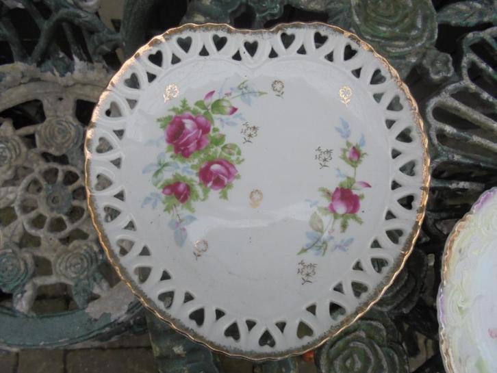 Hart vormig schaaltje met ajour rand en roze roosjes, Antiek en Kunst, Antiek | Servies los, Ophalen of Verzenden