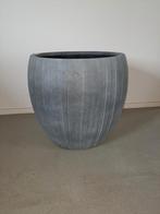 Grijze Bloempot met Verticale Lijnen, Ophalen, Tuin, Kunststof, Minder dan 60 cm