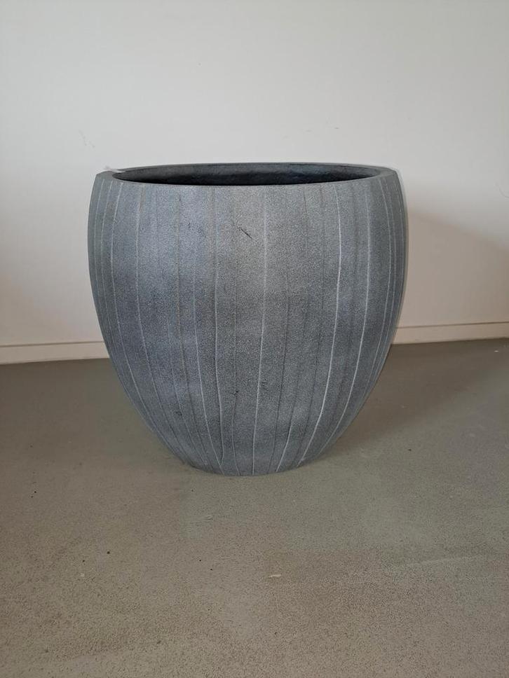 Grijze Bloempot met Verticale Lijnen, Tuin en Terras, Bloembakken en Plantenbakken, Zo goed als nieuw, Kunststof, Binnen, Balkon