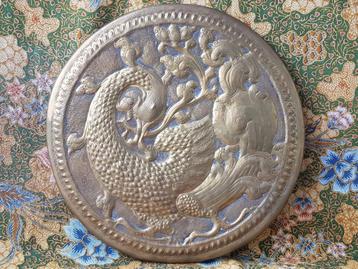 Mooi antiek Oosters wandbord van koper met een vuurvogel. beschikbaar voor biedingen