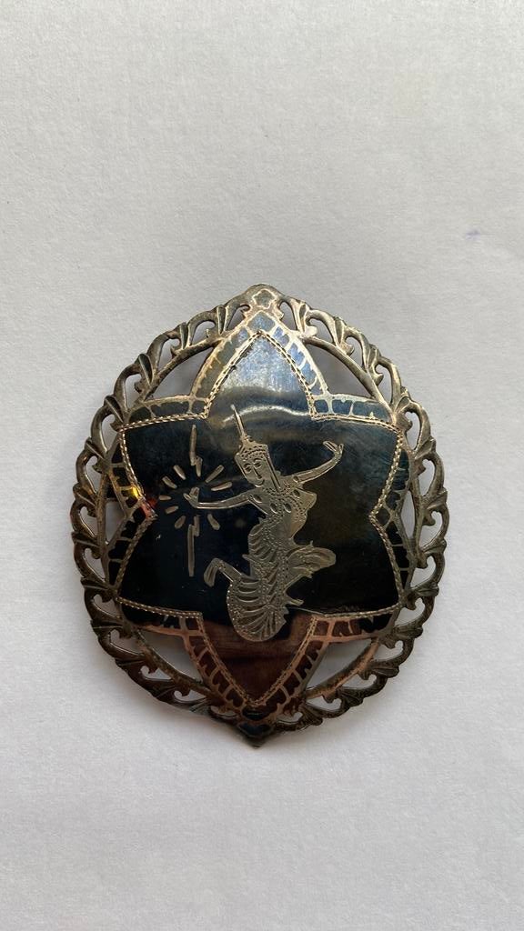 Broche Siam sterlingzilver 5.5 bij 4.5 cm groot gemerkt, Sieraden, Tassen en Uiterlijk, Antieke sieraden, Ophalen of Verzenden