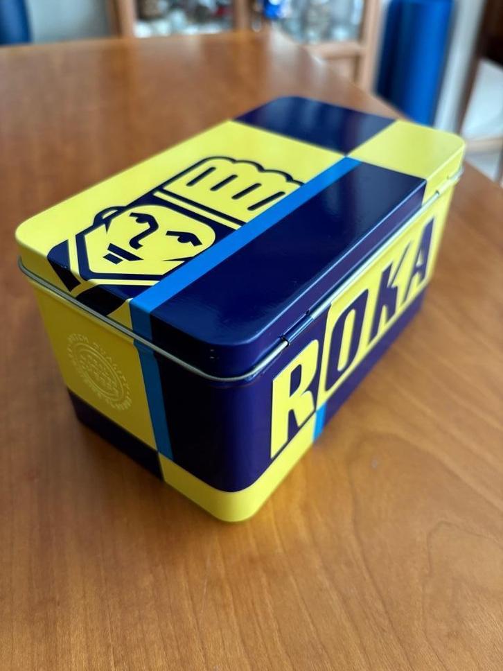 Blik Roka klein rechthoekig met reliëf blauw geel bakker, Verzamelen, Blikken, Nieuw, Koek(jes), Overige merken, Ophalen