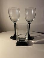 Amaretto glaasje (verkocht) en 2 wijnglazen met zwarte voet, Verzamelen, Glas en Borrelglaasjes, Ophalen of Verzenden, Nieuw, Overige typen