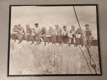 Lunch Atop a Skyscraper Poster Ingelijst beschikbaar voor biedingen