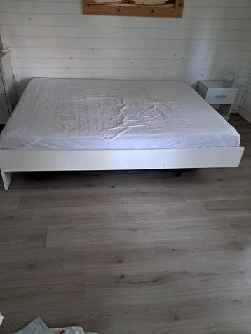 Bed met matras 160x200 beschikbaar voor biedingen