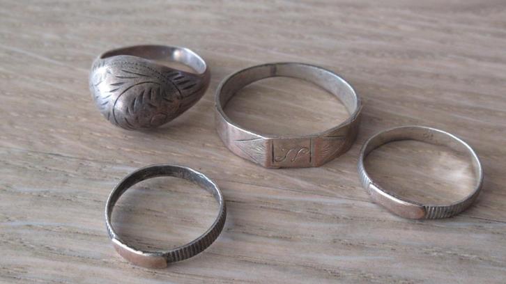 4 antiek zilveren ringen waarvan 3 met gouden plaatje, Antiek en Kunst, Antiek | Goud en Zilver, Zilver, Ophalen of Verzenden