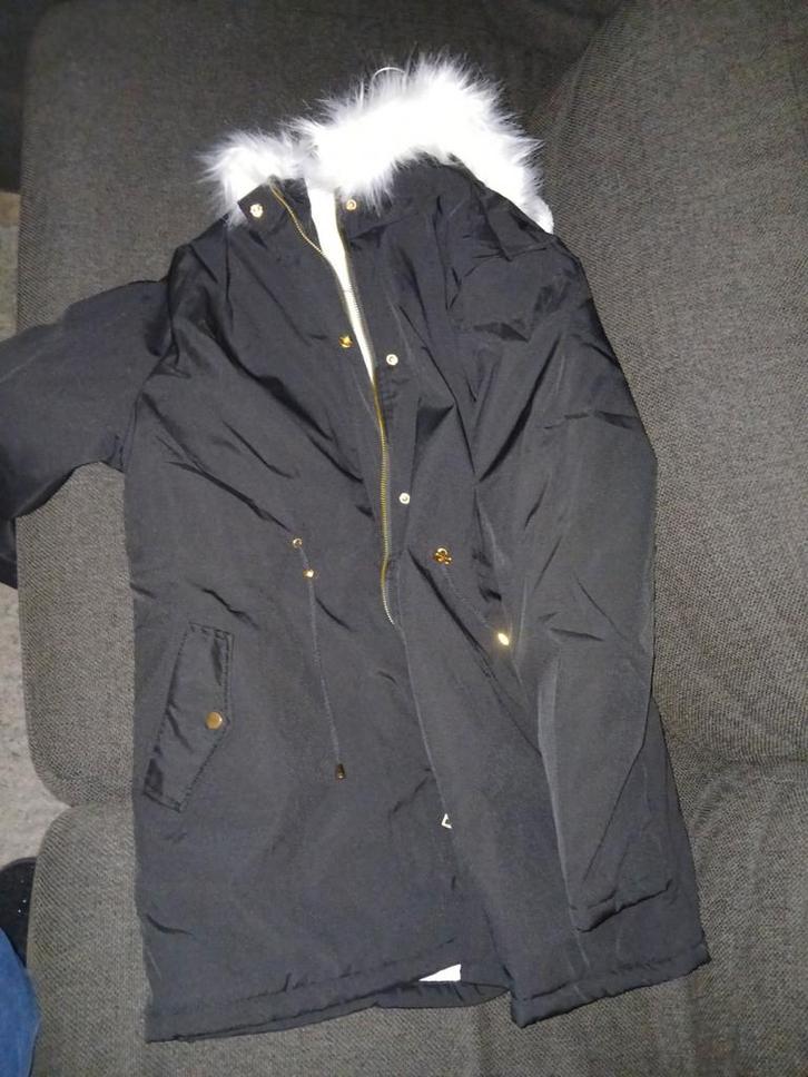 Zwarte winterjas met witte bontkraag, Kleding | Dames, Jassen | Winter, Zo goed als nieuw, Zwart, Ophalen of Verzenden