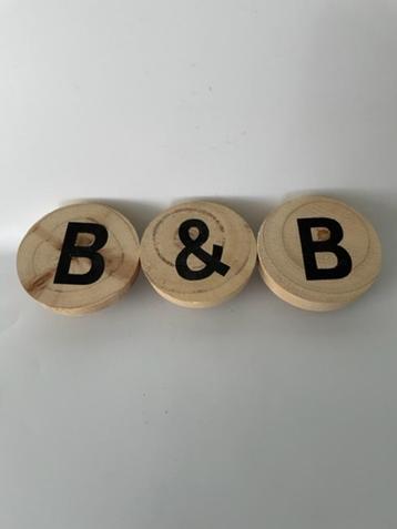 Houten decoratie / knoppen met B&B letters hout.     Nieuw beschikbaar voor biedingen