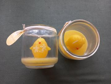 Glazen met kuikenkaars. beschikbaar voor biedingen