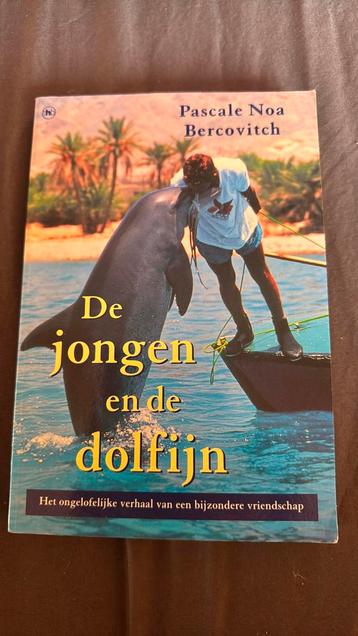 De jongen en de dolfijn.  Pascale noa bercovitch beschikbaar voor biedingen