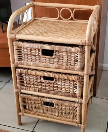 Mooi rotan drieladen kastje. beschikbaar voor biedingen