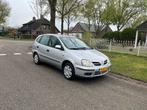 Nissan Almera Tino 1.8 Airco, Trekhaak 129850km. N.A.P 2005, Auto's, 65 €/maand, Stof, 4 cilinders, Almera Tino