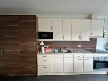 Complete keuken met Siemens apparatuur (als nieuw) beschikbaar voor biedingen