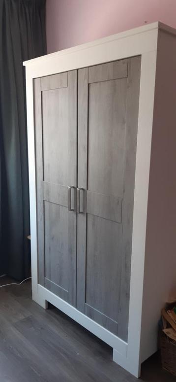 Kast beschikbaar voor biedingen