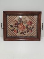 Antiek dienblad met borduurwerk achter glas, Gebruikt, Onbekend, Ophalen of Verzenden, Onbekend