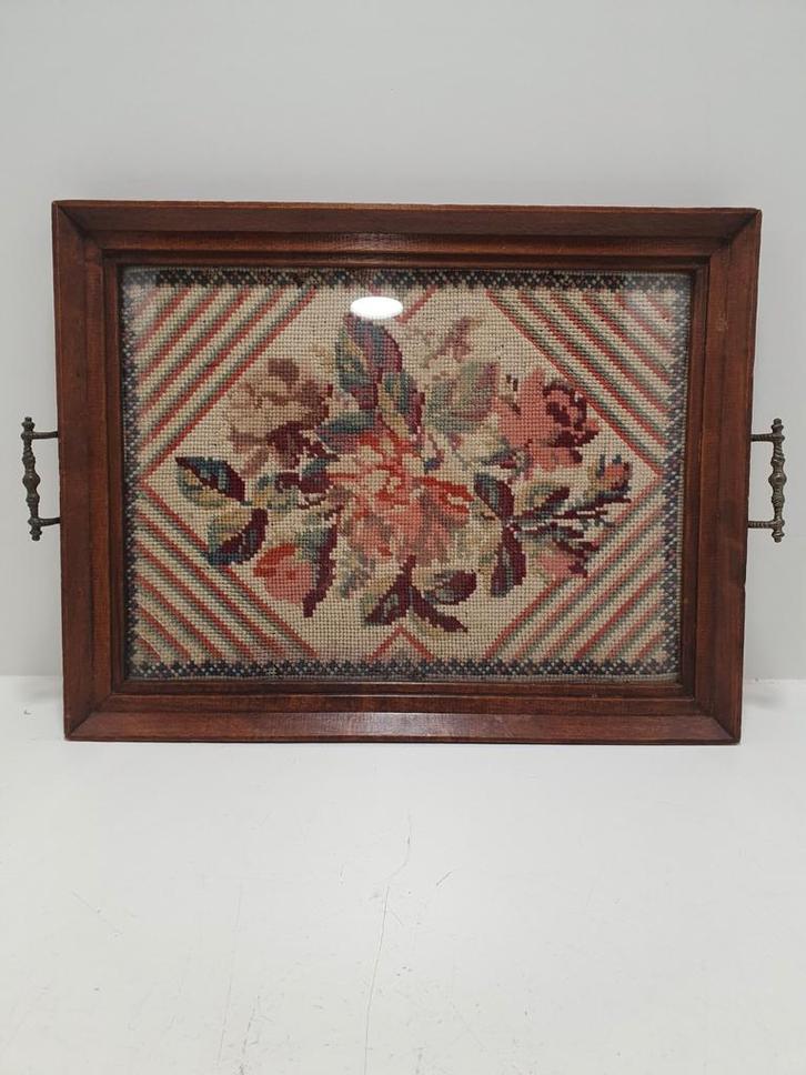 Antiek dienblad met borduurwerk achter glas, Huis en Inrichting, Woonaccessoires | Dienbladen, Gebruikt, Hout, Rechthoekig, Ophalen of Verzenden