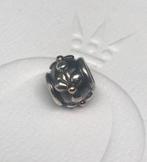 Pandora bedel met bloemetjes en 14K goud, Sieraden, Tassen en Uiterlijk, Bedels, Ophalen, Pandora, Zo goed als nieuw, 1 bedel
