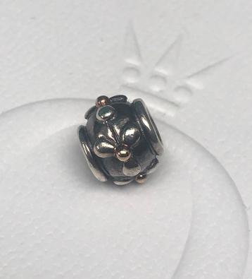 Pandora bedel met bloemetjes en 14K goud beschikbaar voor biedingen