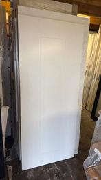 Verschillende opdek binnendeur met freeslijnen 83x201.5 cm