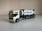 Wsi Scania met tankcontainer samengesteld, Hobby en Vrije tijd, Modelauto's | 1:50, Ophalen of Verzenden, Zo goed als nieuw, Bus of Vrachtwagen