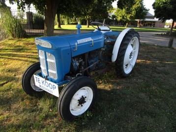Oldtimers tractor Ford Super Dextra smalspoor  beschikbaar voor biedingen