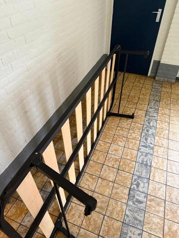 Inklapbaar logeerbed met matras beschikbaar voor biedingen