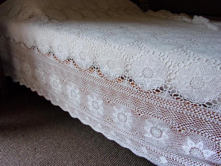 GEHAAKT SPREITAFELKLEED VINTAGE ZEER MOOI 2.35 mtr x 2.25mtr, Huis en Inrichting, Woonaccessoires | Plaids en Woondekens, Zo goed als nieuw