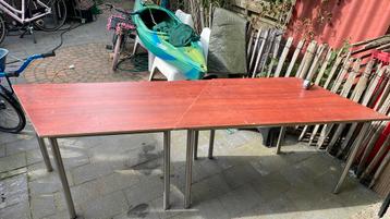 Werk tafels 140cm x 60cm 2 stuks beschikbaar voor biedingen