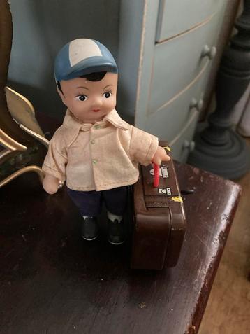 Vintage Reispopje met Koffer beschikbaar voor biedingen